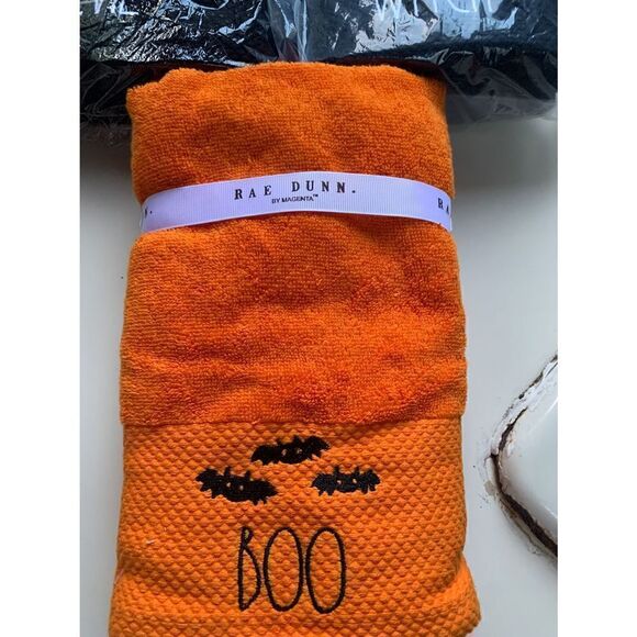Rae Dunn
HALLOWEEN Hand
Towels - Picture 2 of 6